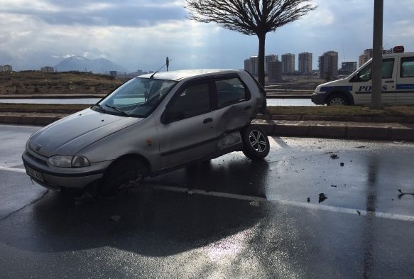 Otomobil ile öğrenci servisi çarpıştı