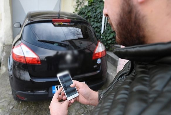 Kendi arabasn bakasnn sattn renince polise kotu