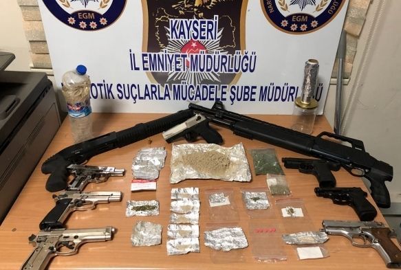 Zehir taciri 10 kişi yakalandı