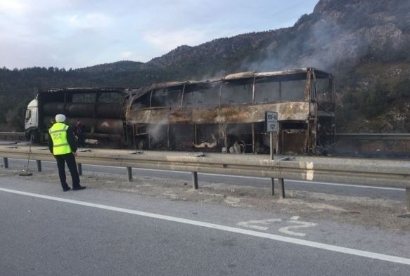 Yolcu otobüsü tıra çarptı: 13 ölü, 20 yaralı
