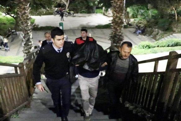  fkeli koca, kendisini ikna iin gelen eine de gazetecilerle konutu