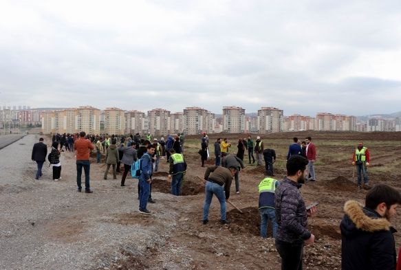 Öğrenciler Afrin ve El Bab şehitleri için ağaç dikti
