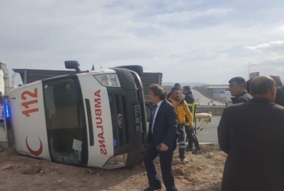 Ambulans ve otomobil arpt: 6 yaral 