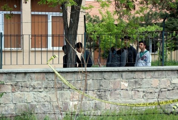  Okulun bahesindeki renciler, merakl gzlerle izledi