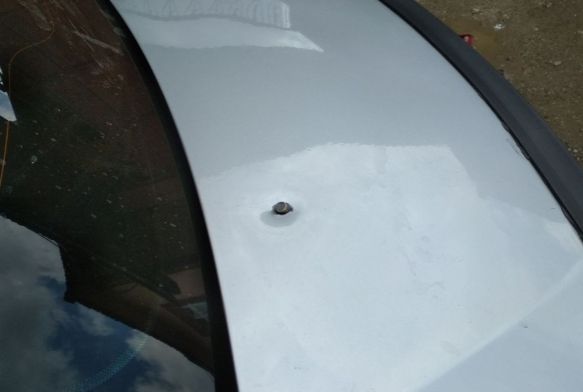 Seyir halindeki otomobile kurun isabet etti