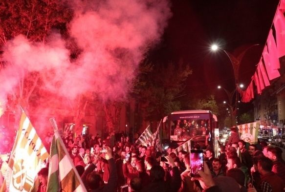 Binlerce Krehirli sokaa dkld!