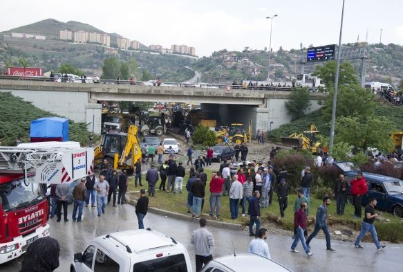 Ankara'da sel arabalar srkledi