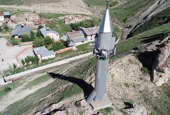 Cami kyde, minaresi tepede