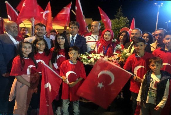 ampiyon, memleketinde Trk Bayraklaryla karland