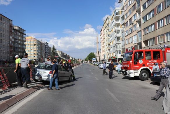 Bariyerlere asl kalan otomobili itfaiye ekipleri kurtard