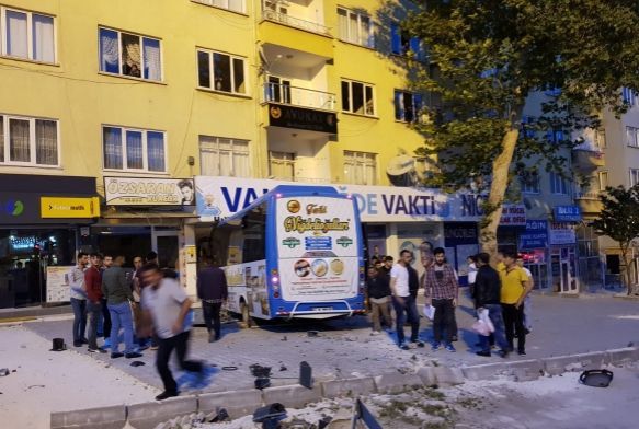 Halk otobs parti seim brosuna dald: 2 yaral
