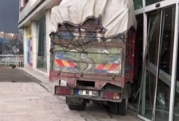 Freni patlayan kamyonet AVMye dald