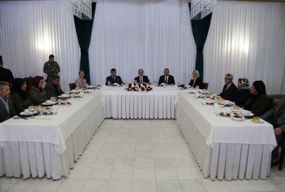 Vali Kam ehit aileleri ile iftar yemeinde bir araya geldi