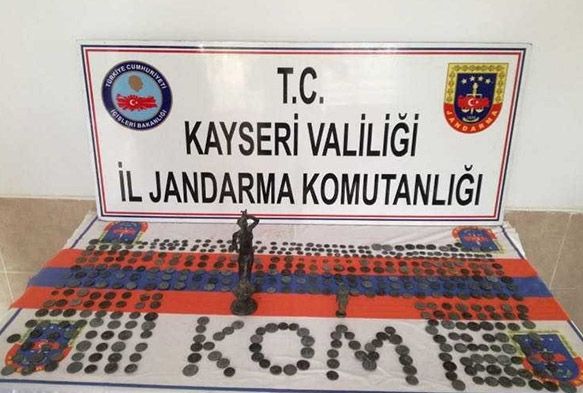 507 adet sikke ve 2 adet madeni heykel ele geirildi