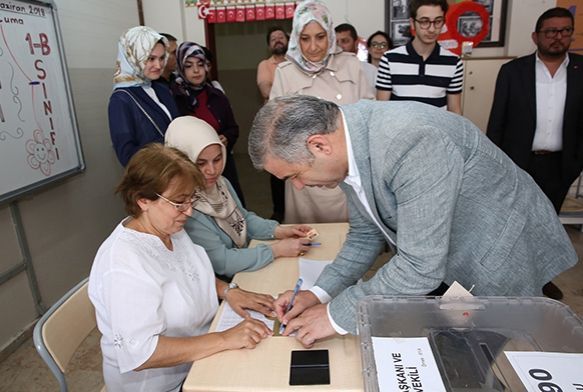 Bakan elik, annesi, ei ve ocuklar ile birlikte oyunu kulland