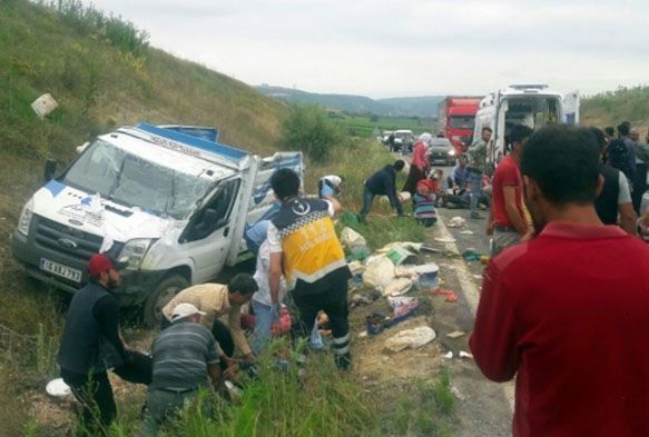 ileri tayan kamyonet kaza yapt! 2 l, 22 yaral