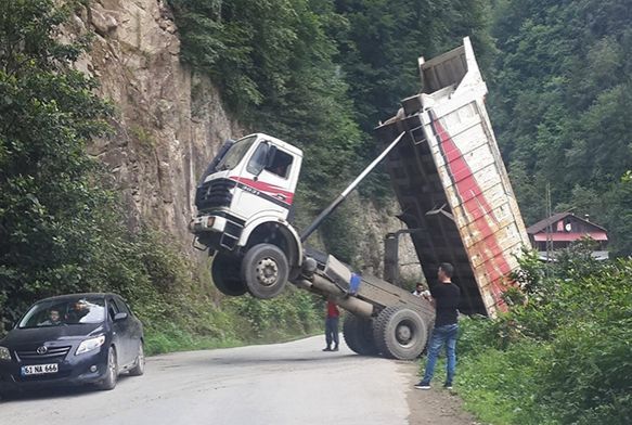 Ta boaltan kamyon askda kald
