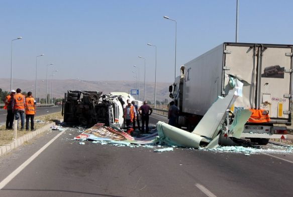  Tra arpan ayran ykl kamyon devrildi: 2 yaral