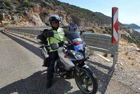 Yksekten derek kalbine demir saplanan trafik polisi hayatn kaybet