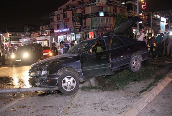 Kocaeli'de 3 otomobil birbirine girdi: 6 yaral