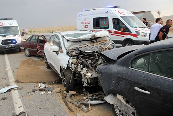 Konyada kum frtnasnda 19 ara birbirine girdi: 17 yaral
