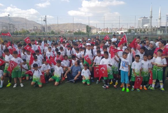 Bakan Akaydan Yaz Spor Okullar kapannda spor salonu mjdesi