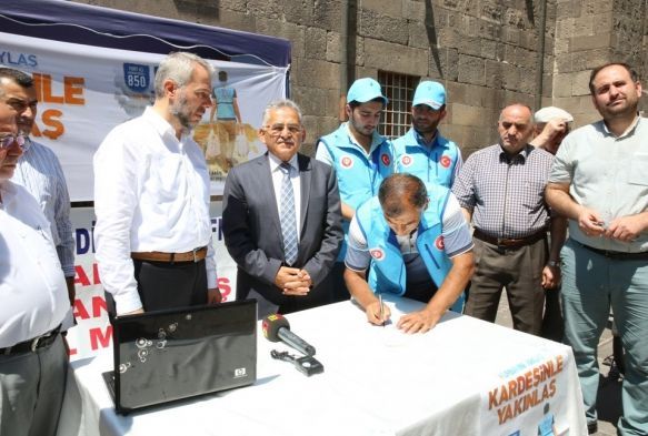 Bakan Bykkl Trkiye Diyanet Vakfna kurban ba yapt