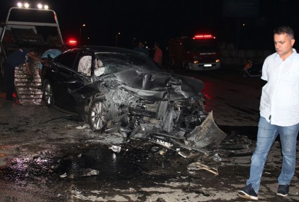 zmirde iki otomobil arpt: 1 l, 5 yaral