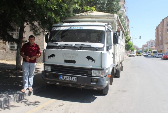 'Dolarlarnz bozdurun' arsna aracn balayarak destek verdi