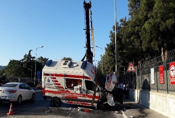 Hasta almaya giderken hastanelik oldular: 3 yaral
