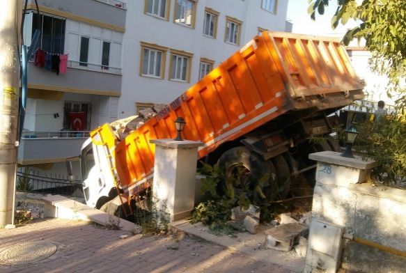 Freni patlayan kamyon az kalsn faciaya neden oluyordu