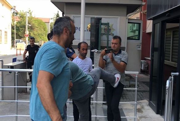 Yakalanan cezaevi firarisinden basn mensubuna tekmeli saldr