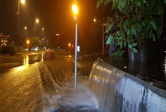  iddetli ya yollar dere yatana evirdi