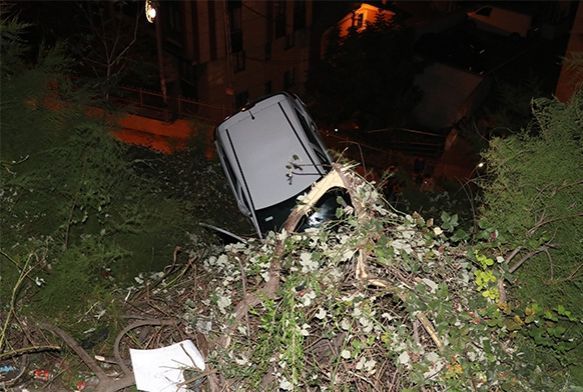 Kathanede otomobil istinat duvarnda asl kald