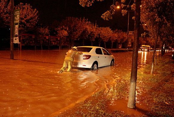 stanbulda aralar yamur sularnda mahsur kald