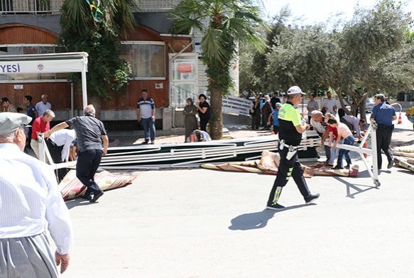 Namaz srasnda glgelik devrildi: 1'i ar 3 yaral