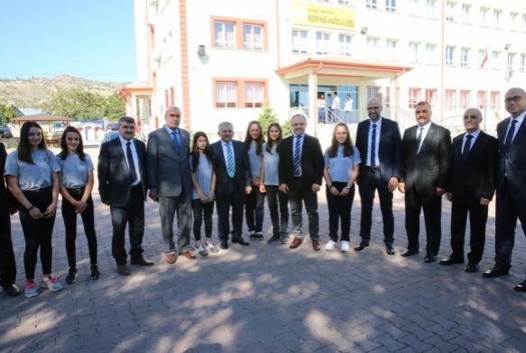 Eitimcilerden Bakan Bykkla hayrseverlik plaketi