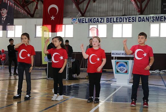 ocuk Meclisi 29 Ekim Cumhuriyet Bayramn kutlad