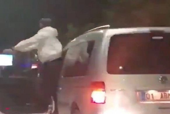 Seyir halindeki aracının kapısında dans etti