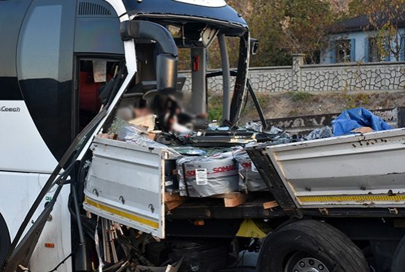 Acemi birliğine asker götüren otobüs çekiciye çarptı: 2 ölü, 27 yaralı