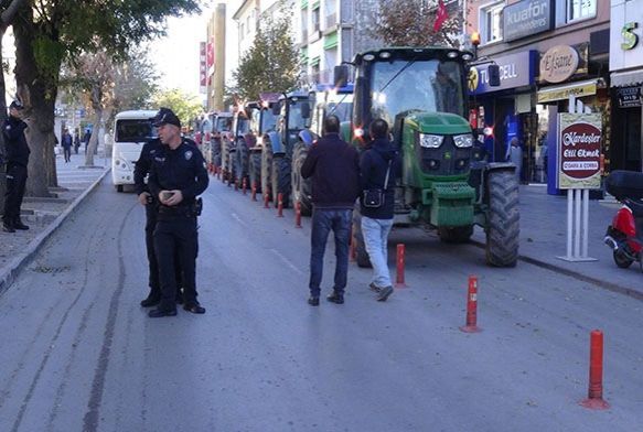 iftiler pancar alm kotasna tepki iin traktrlerle ehre indi