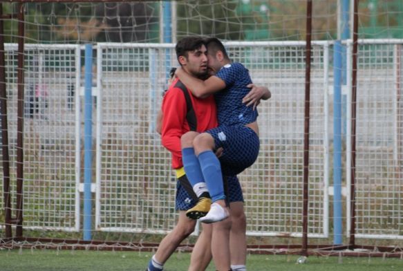 Sakatlanan rakibini kucağında taşıdı
