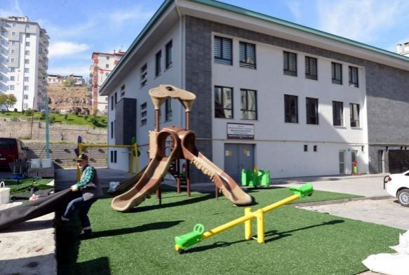 Melikgazi Belediyesi ocuk oyun alanlarna sentetik im dedi
