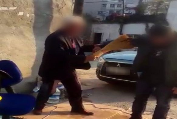 Çalı süpürgesiyle büyü bozarak vatandaşı çarpıyor