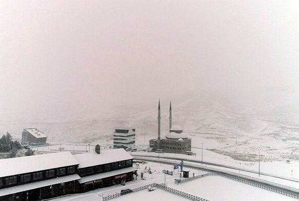 Erciyes'e lapa lapa kar yağdı