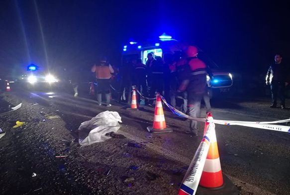 Otomobil ile tır çarpıştı: 2 ölü, 2 yaralı