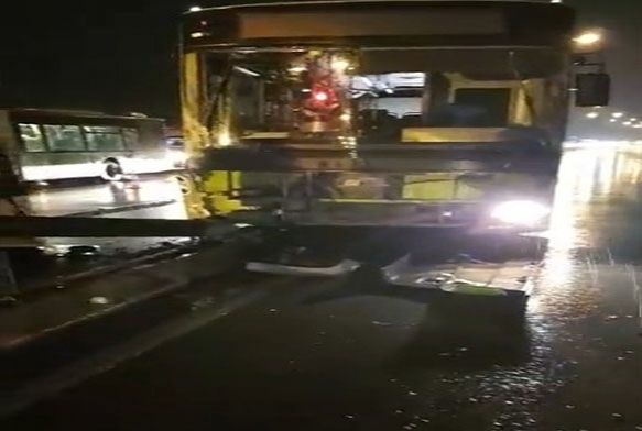Belediye otobüsü refüje çıktı: 2 yaralı