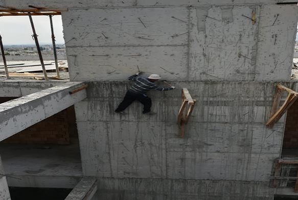 İnşaat işçisi 5’inci katta ölüme meydan okudu
