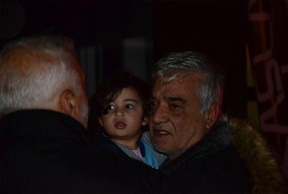 Kucağında torunuyla evinin yanışını izledi