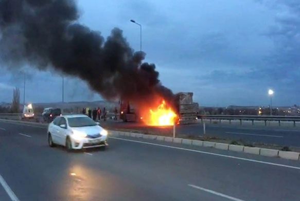 Seyir halindeyken alev alan tırı itfaiye söndürdü